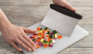 STAINLESS STEEL CHOPPER & PASTRY SCRAPER