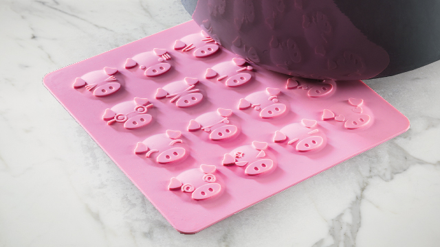 PIGGLY WIGGLY SILICONE TRIVET & PIG MOLD