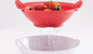 STRAIN & SERVE BERRY BOWL